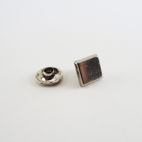 Remache adorno cuadrado pequeño